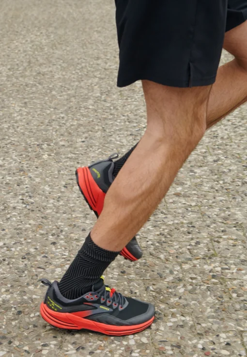 BROOKS Cascadia 16 - Trail Hardloopschoenen - Black Fiery Red Blazing Yellow - Afbeelding 8