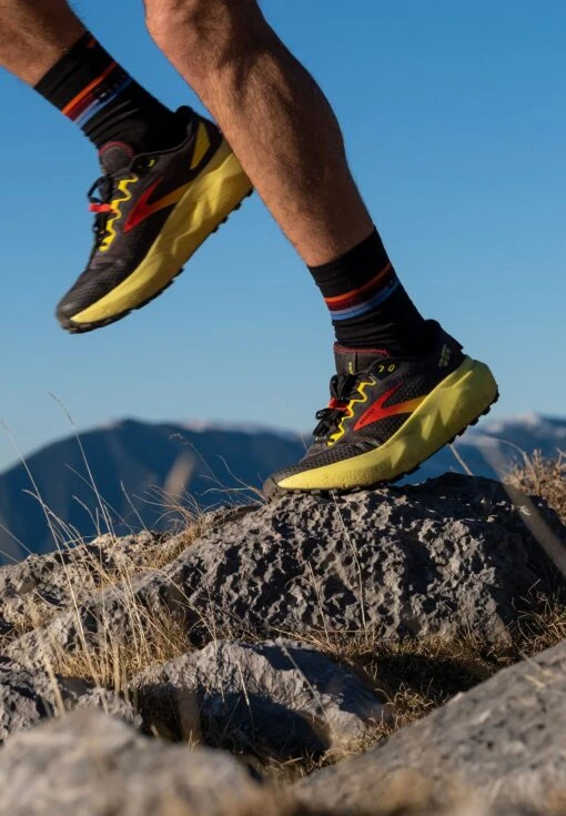 BROOKS Caldera 6 - Trail Hardloopschoenen - Black Fiery Red Blazing Yellow - Afbeelding 2